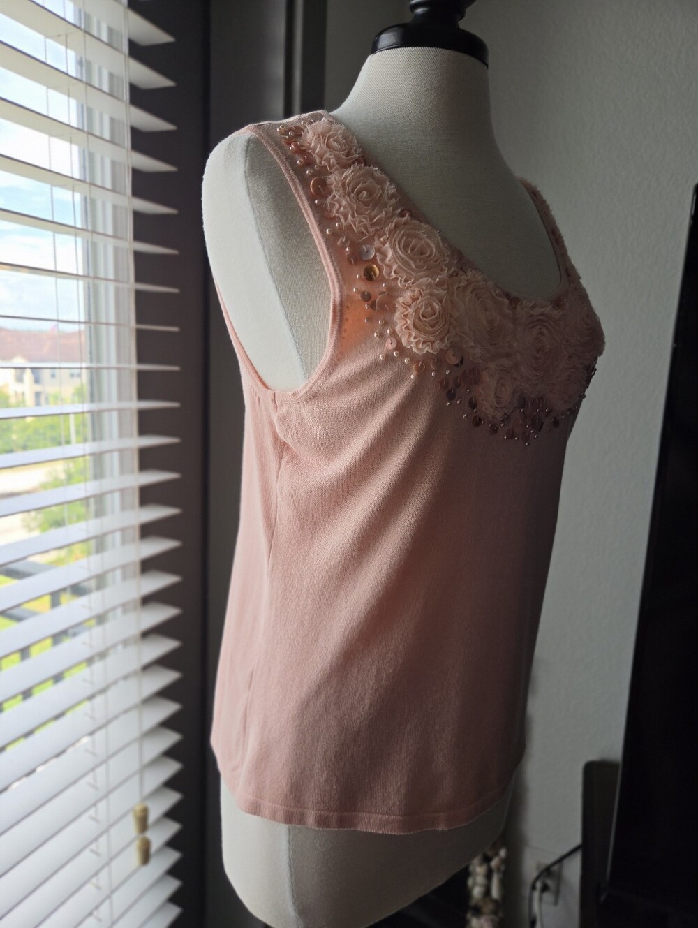 Sleeveless Pink Floral Appliqué Tank Top - Picture 9 of 10